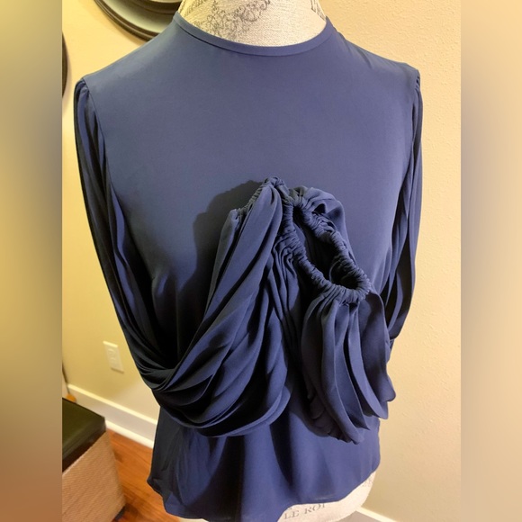 NWT NAVY BLUE BLOUSE. ACCORDION SLEEVES MAKE THIS A STAND OUT BEAUTIFUL BLOUSE. - Picture 5 of 9